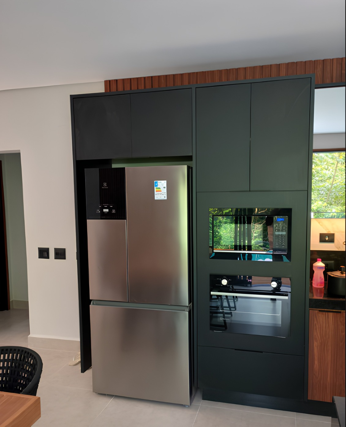 Cozinha Verde Musgo com Torre Técnica